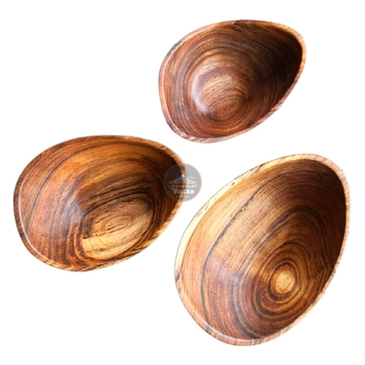 Vista superior de tres fuentes de madera de aromo con fondo blanco tres tamaños diferentes 