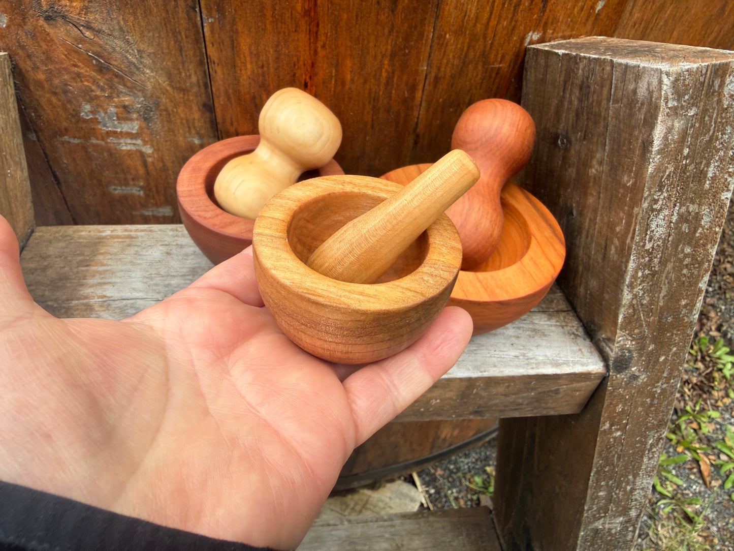 Mortero de madera nativa torneado a mano en nuestro taller de Pucón, Chile
