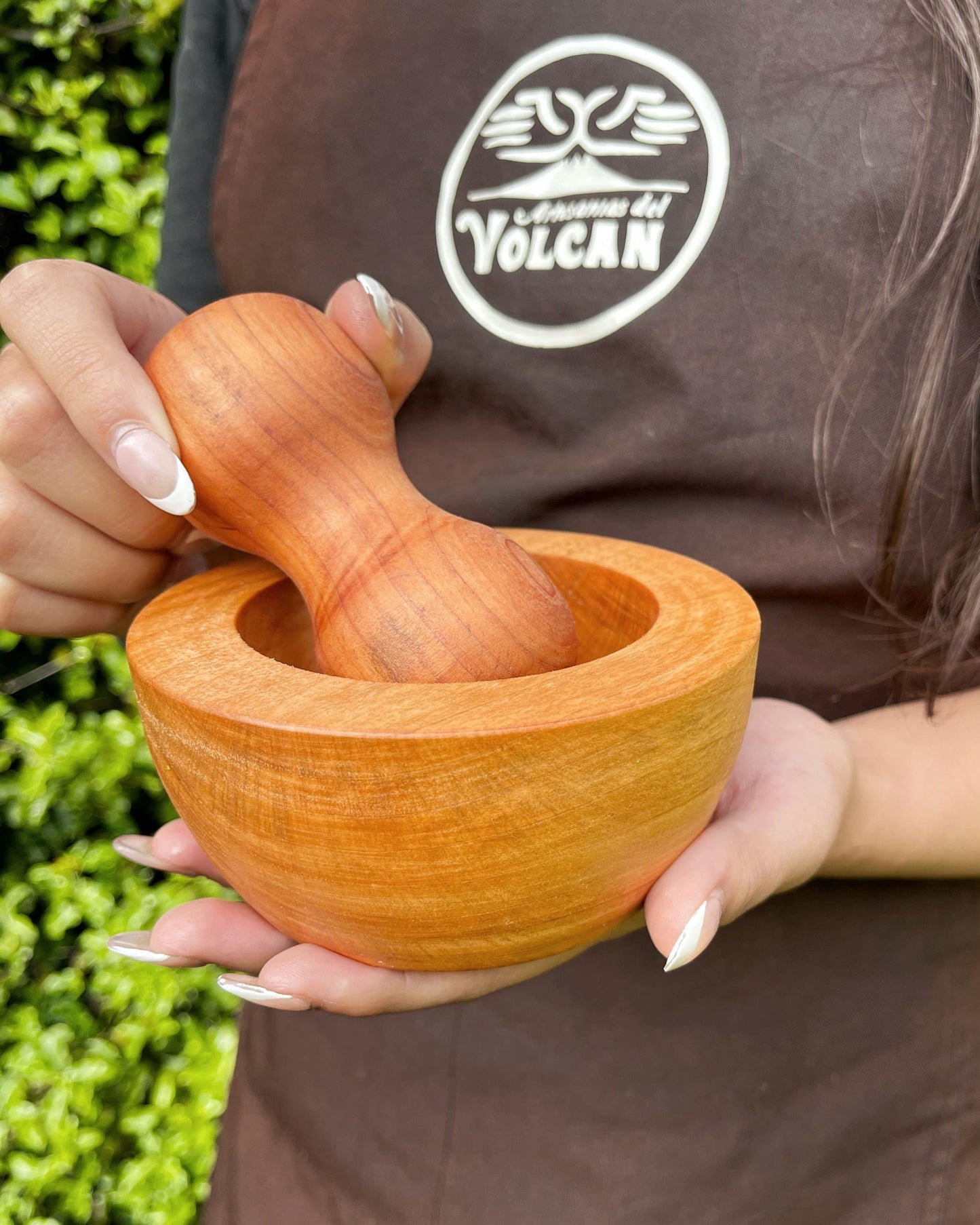 Mortero de madera nativa torneado a mano en nuestro taller de Pucón, Chile