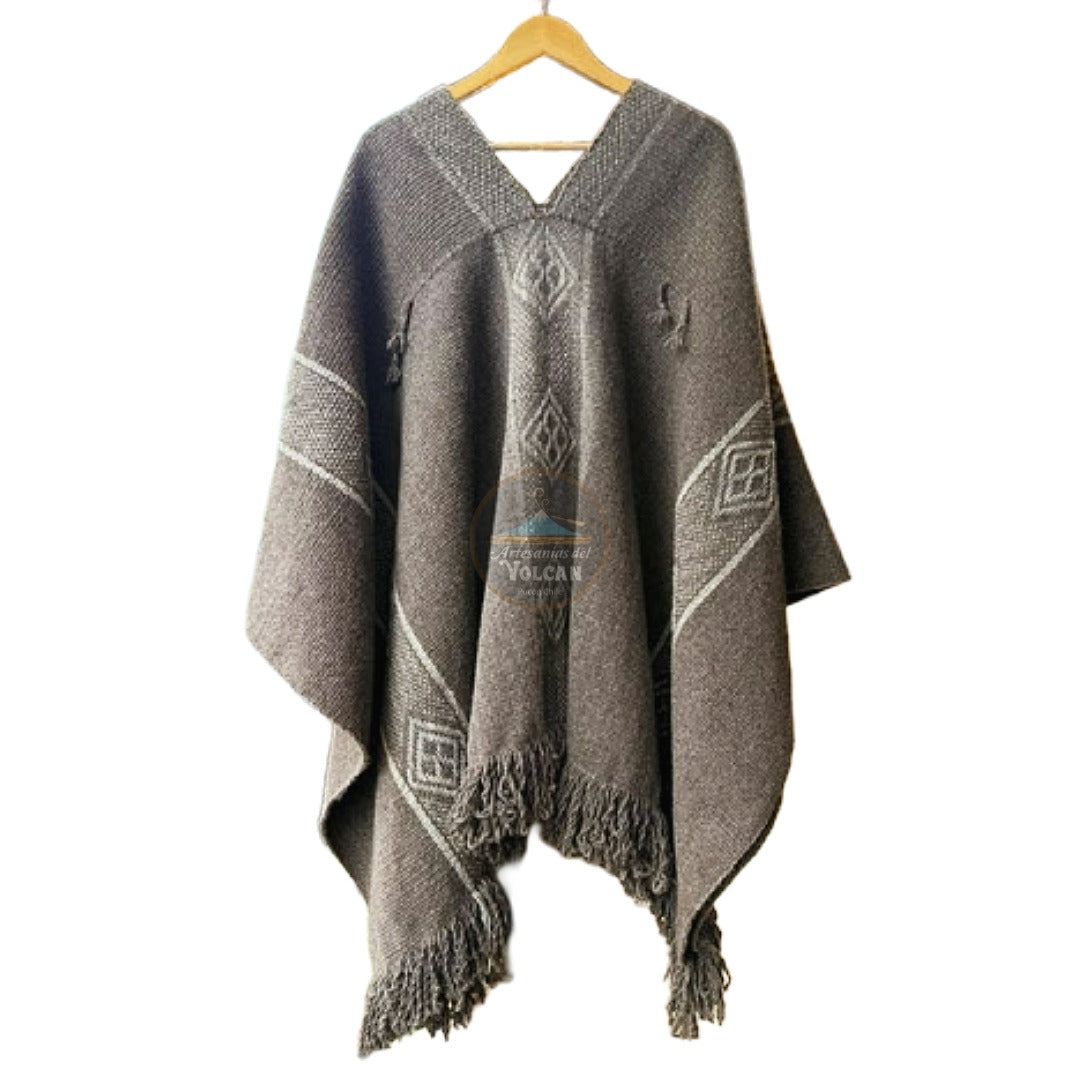 Manta tejida a telar mapuche hecha en lana de oveja color gris con diseños color blanco