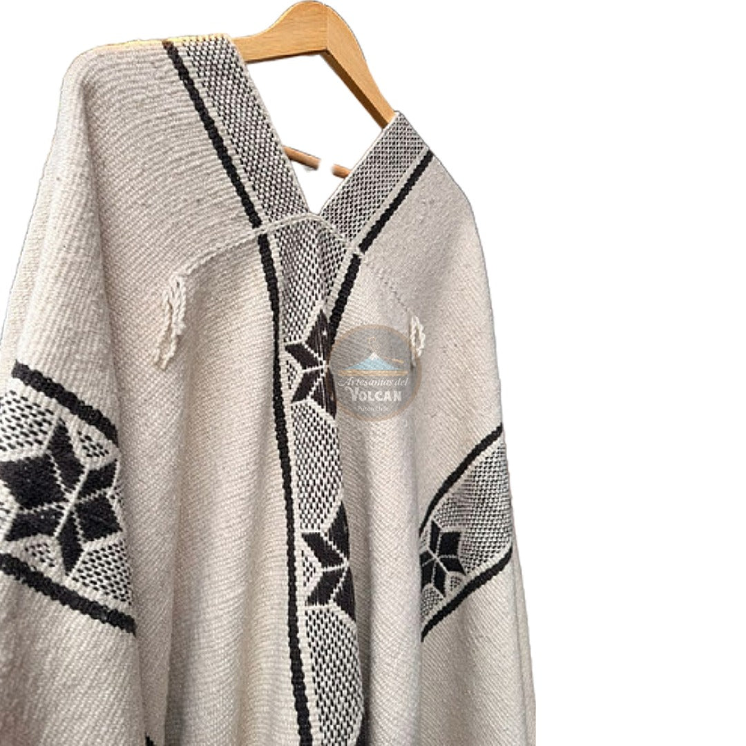 Manta tejida a telar mapuche hecha en lana de oveja color blanca con diseños negros