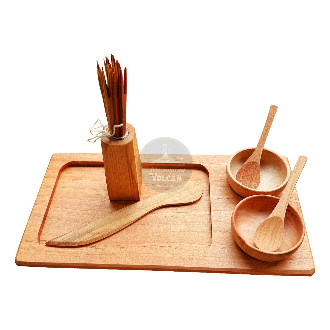 Set Picoteo Shanti · Tabla con Rebaje, Pocillos, Cucharitas y Cuchillo de Madera Nativa · Pucón